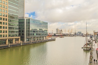 2 bedroom apartment to rent in South Quay with stunning views
